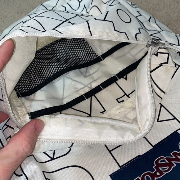 White Jansport backpack pre-owned - Picture 3 of 8